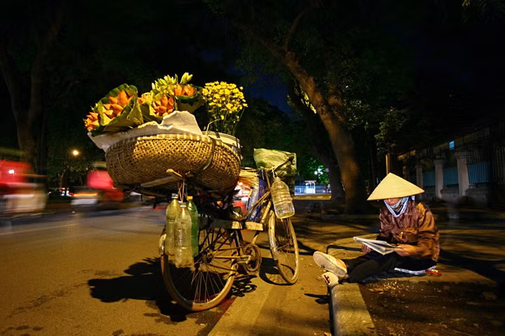 Kể cả khi trời tối, không nắng không mưa thì chiếc nón vẫn được đội trên đầu như một sự chở che trong cuộc sống.