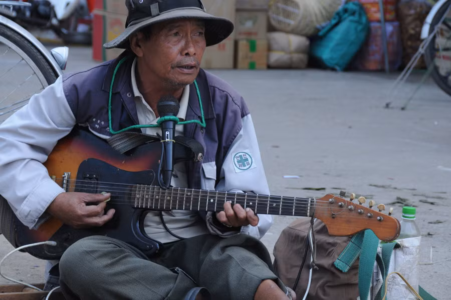 Người “rong ca” Trương Đức Nghi. Ảnh: H.T