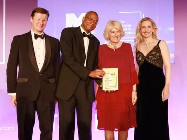 Từ trái qua: CEO Man Group Luke Ellis, nhà văn Paul Beatty, nữ công tước xứ Cornwall Camillia và Chủ tịch Ban Giám khảo man Booker 2016 - TS Amanda Foreman 