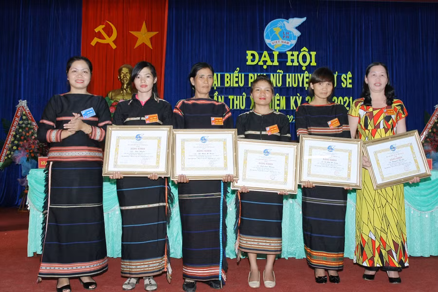 Tặng giấy khen cho các hội viên tiêu biểu. Ảnh: N.T