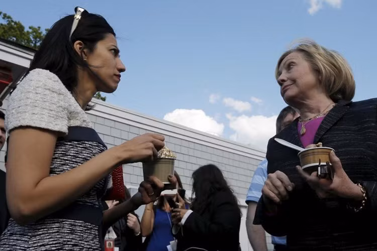 Bà Clinton và nữ phụ tá cùng nhau ăn kem trong lúc nghỉ ngơi.