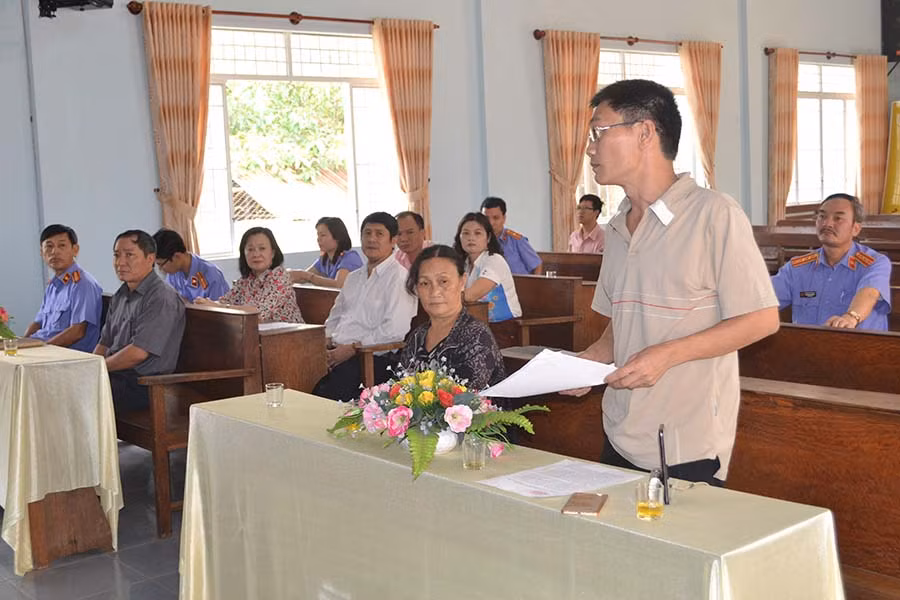  Ông Phùng Trọng Hiển phát biểu trong buổi xin lỗi công khai người bị kết án oan sai tại Hội trường UBND phường Diên Hồng, TP. Pleiku. Ảnh: H.C