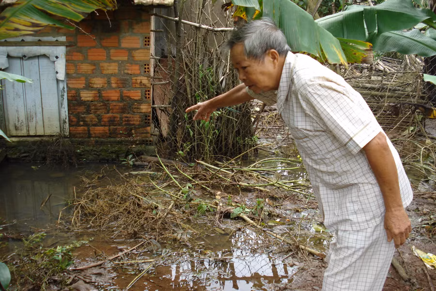 Dù đã ngớt mưa nhưng nhiều chỗ trong khu vực nhà ông Bôi nước vẫn chưa kịp rút. Ảnh: N.N