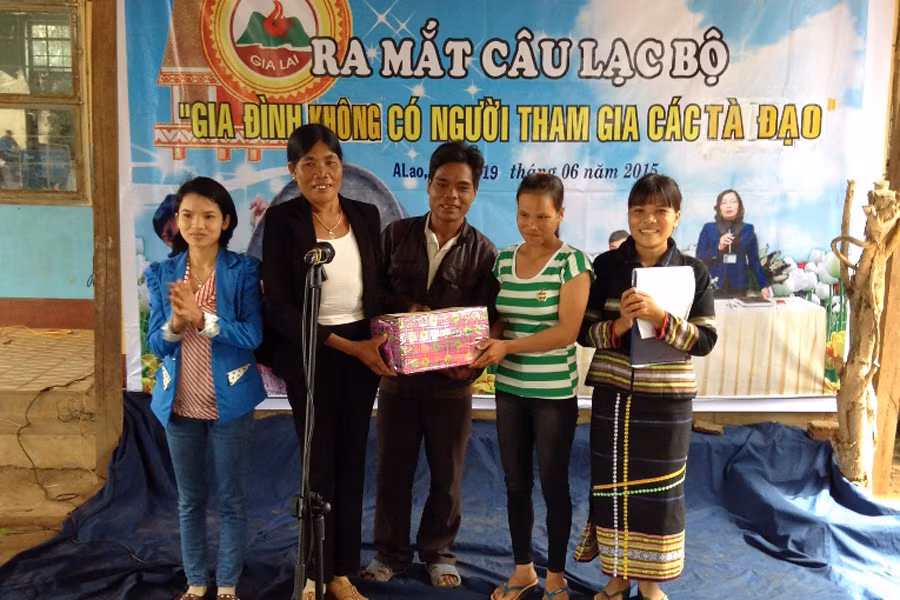 Ra mắt Câu lạc bộ “Gia đình không có người tham gia các tà đạo”. Ảnh: T.B