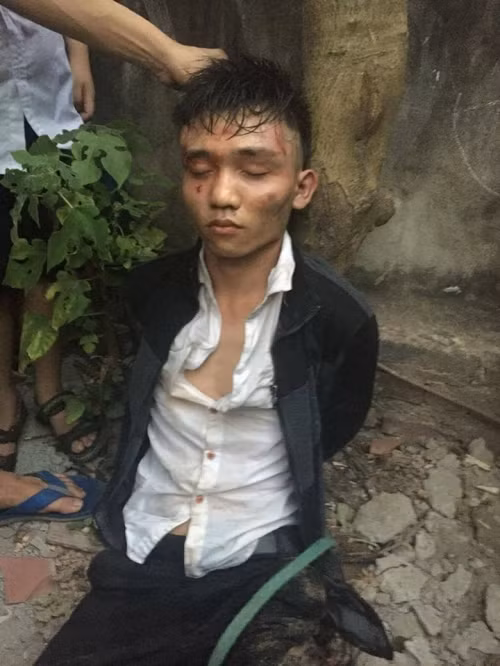 Đối tượng Nguyễn Thành Phát sau khi bi người dân bắt giữ.