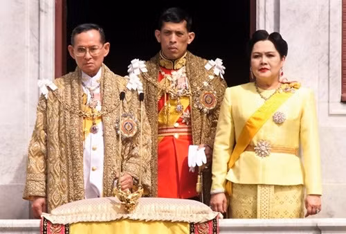 Từ trái sang: Quốc vương Bhumibol Adulyadej, Thái tử Maha Vajiralongkorn và Hoàng hậu Sirikit vào năm 1999. Ảnh: AFP