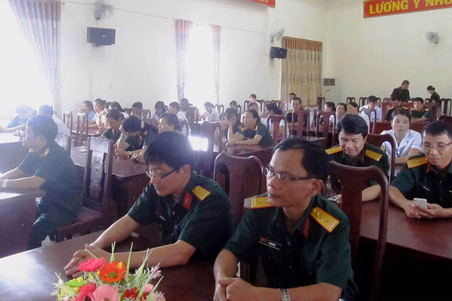  Cán bộ, y-bác sĩ dự lễ phát động. Ảnh: H.T