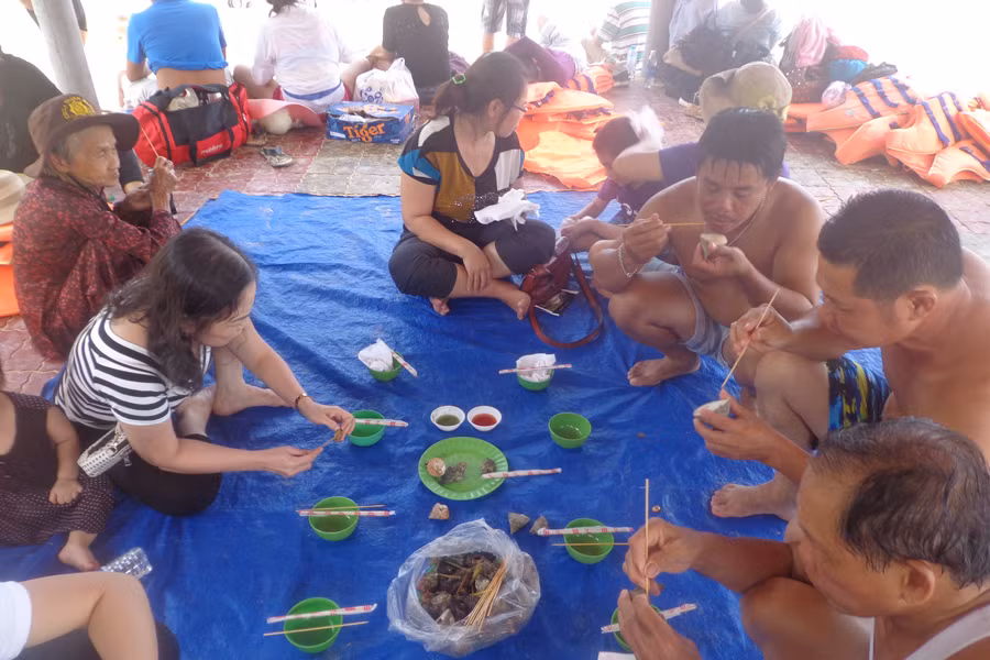 Thưởng thức những món ăn trên đảo.
