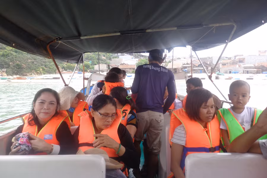 Du khách đi du thuyền ra đảo Kỳ Co.