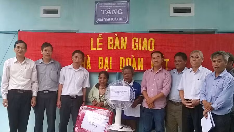 Trao tặng nhà Đại đoàn kết là hoạt động mang tính nhân văn sâu sắc. Ảnh: Đỗ Hằng