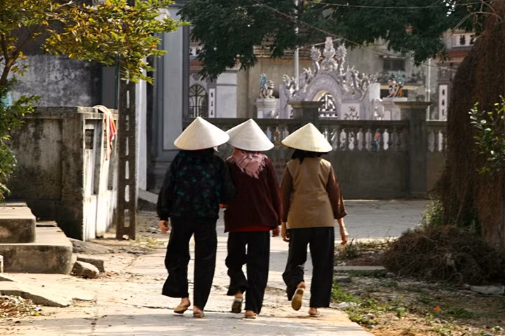 Những người già đã đội nón từ xa xưa và vẫn giữ thói quen ấy.