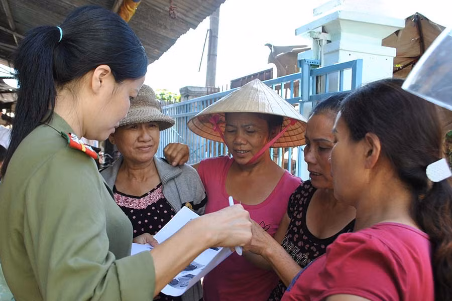 Người dân cung cấp thông tin giúp lực lượng Công an phá án. Ảnh: H.T