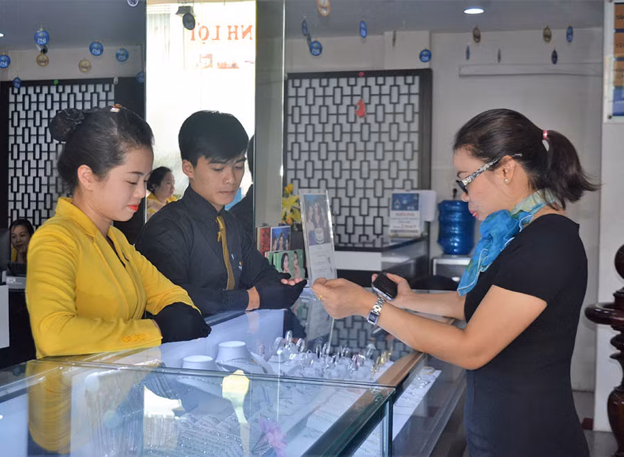 Giá vàng giảm, nhiều người quan tâm. Ảnh: L.L Giá vàng giảm, nhiều người quan tâm. Ảnh: L.L