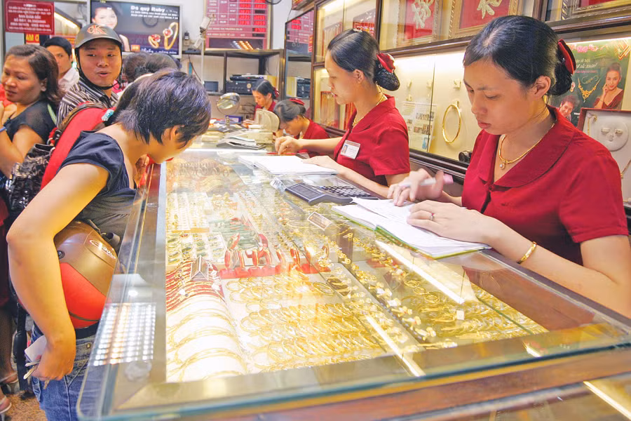 Người dân giao dịch tại một cơ sở mua bán vàng.