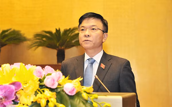 Bộ trưởng Bộ Tư pháp Lê Thành Long trình bày về sửa đổi Bộ luật Hình sự 2015.