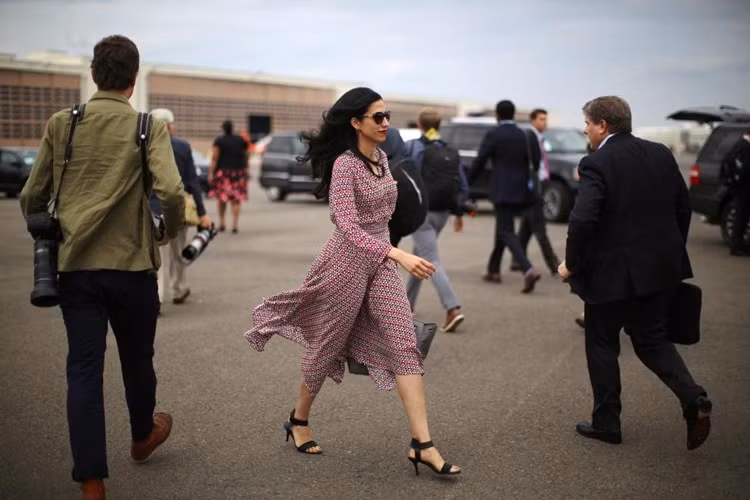 Huma Abedin sải bước trên đường băng sân bay Ronald Reagan ở Washington.