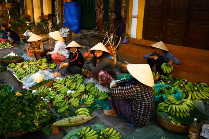 Nơi thường nhìn thấy nhiều nón nhất là ở chợ. Ở đó các bà, các cô, các chị hầu như đều đội nón. Chiếc nón gắn liền với những người dân lao động vất vả.