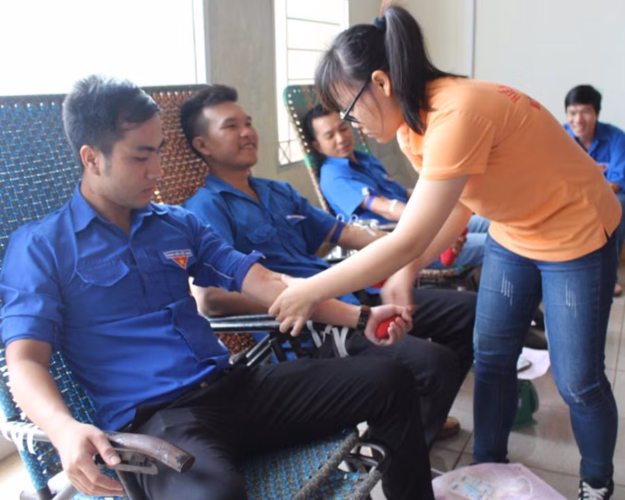  Đoàn viên, thanh niên Đoàn khối Doanh nghiệp t ỉnh tham gia hiến máu tình nguyện. Ảnh: P.L