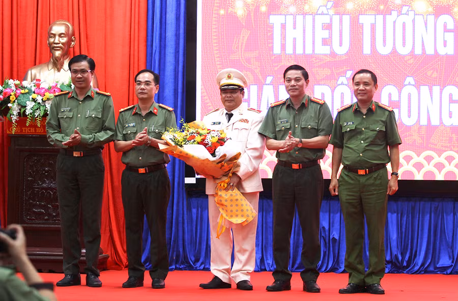 Ban Thường vụ Đảng ủy Công an tỉnh tặng hoa chúc mừng Giám đốc Công an tỉnh. Ảnh: Văn Ngọc Ban Thường vụ Đảng ủy Công an tỉnh tặng hoa chúc mừng Giám đốc Công an tỉnh. Ảnh: Văn Ngọc