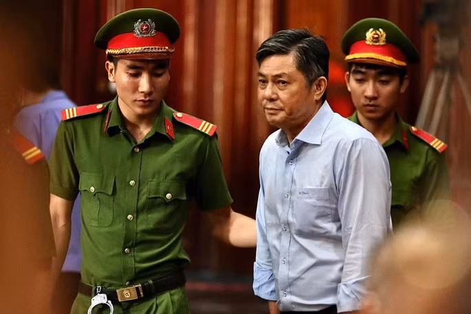 Ông Đào Anh Kiệt (nguyên Giám đốc Sở Tài nguyên - Môi trường TP HCM) ra tòa trong một vụ án khác, cũng liên quan đến sai phạm về đất đai (Ảnh: HOÀNG TRIỀU)