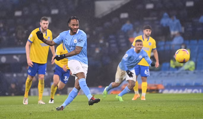 Raheem Sterling sút hỏng phạt đền cuối trận