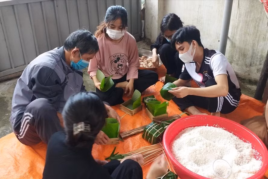 Các bạn trẻ Đà Nẵng gói bánh chưng tặng người lao động nghèo. Ảnh: TT Các bạn trẻ Đà Nẵng gói bánh chưng tặng người lao động nghèo. Ảnh: TT