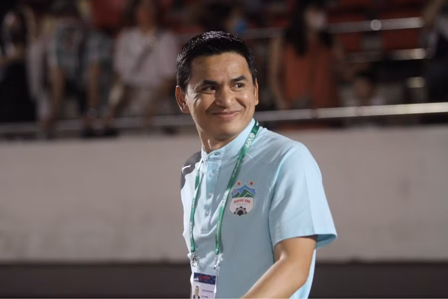 HLV Kiatisak đã cảm thấy hơi nóng của V.League Ảnh Nguyễn Đăng
