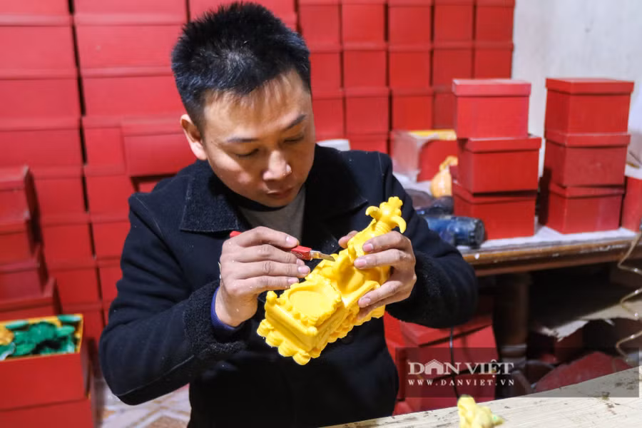 Nói rõ về sản phẩm, anh Thông tâm sự, trên thân mỗi chú trâu, anh đều thiết kế thêm châu báu, vàng bạc tượng trưng cho tiền tài và may mắn.
