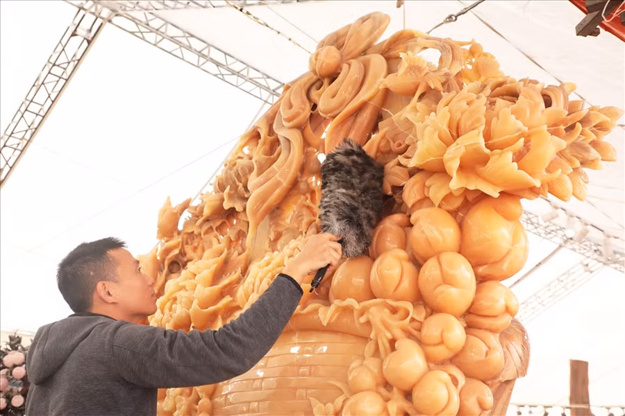 Giỏ hoa được làm từ ngọc Hoàng Long và chế tác hoàn toàn thủ công.