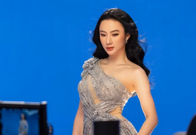 Hơn ba năm qua, cô tiết lộ ăn chay, học đạo, và không còn muốn gây chú ý bằng vẻ ngoài gợi cảm hay phát ngôn gây tranh cãi. Angela Phương Trinh chia sẻ bản thân cảm thấy hạnh phúc với cuộc sống viên mãn và bình yên ẢNH: NVCC