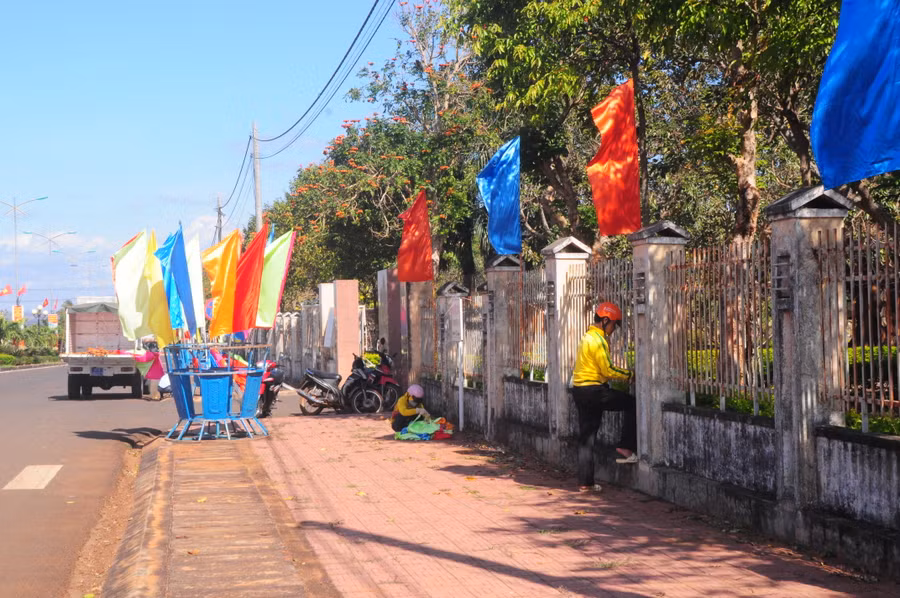 3. Trung tâm Văn hóa-Thông tin và Thể thao huyện Chư Pưh treo cờ tại trụ sở Huyện ủy Chư Pưh