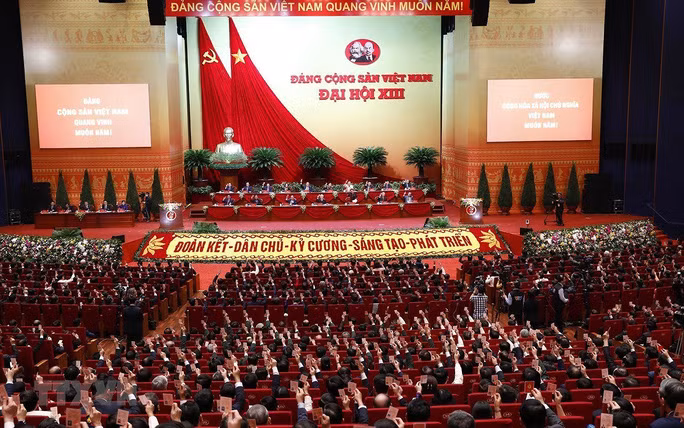  Các đại biểu biểu quyết thông qua Quy chế làm việc của Đại hội