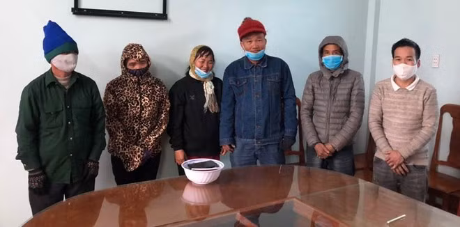 Nhóm người vượt biên từ Lào với giá 7 triệu đồng/người bị lực lượng chức năng tỉnh Quảng Trị phát hiện hôm 10.1 - ẢNH: CÔNG AN QUẢNG TRỊ