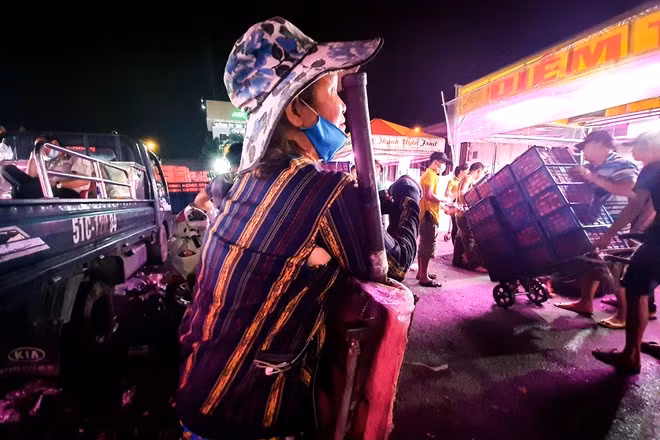 Bà Nguyễn Thị Hồng thường mang áo khoác thâm kim, rách nách đi kéo hàng ẢNH: SONG MAI