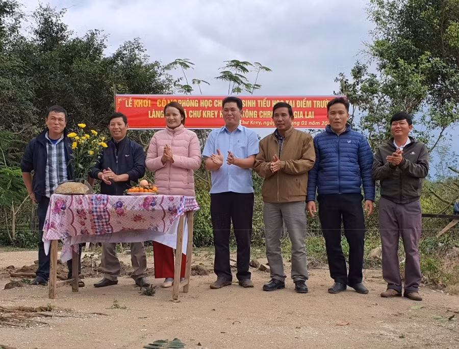 Khởi công xây dựng phòng học cho học sinh tiểu học tại điểm trường làng Vẻh. Ảnh: Hồng Ngọc Khởi công xây dựng lớp học cho học sinh tiểu học, điểm trường PTDTBT tiểu học và THCS Nguyễn Khuyến (xã Chư Krey, huyện Kông Chro, tỉnh Gia Lai). Ảnh: Hồng Ngọc