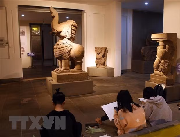 Sinh viên tham quan tìm hiểu về các Bảo vật Quốc gia đang được trưng bày tại Bảo tàng Điêu khắc Chăm (Đà Nẵng). (Ảnh: Trần Lê Lâm/TTXVN) Sinh viên tham quan tìm hiểu về các Bảo vật Quốc gia đang được trưng bày tại Bảo tàng Điêu khắc Chăm (Đà Nẵng). (Ảnh: Trần Lê Lâm/TTXVN)