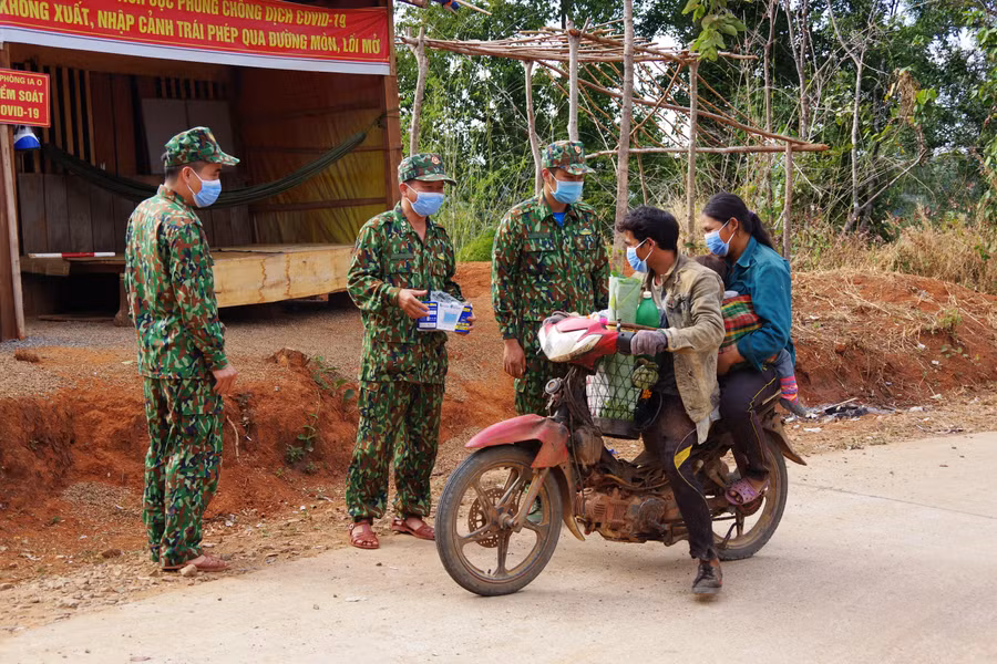 Các cán bộ, chiến sĩ Đồn Biên phòng Ia O (huyện Ia Grai) chốt chặn phòng chống Covid-19
