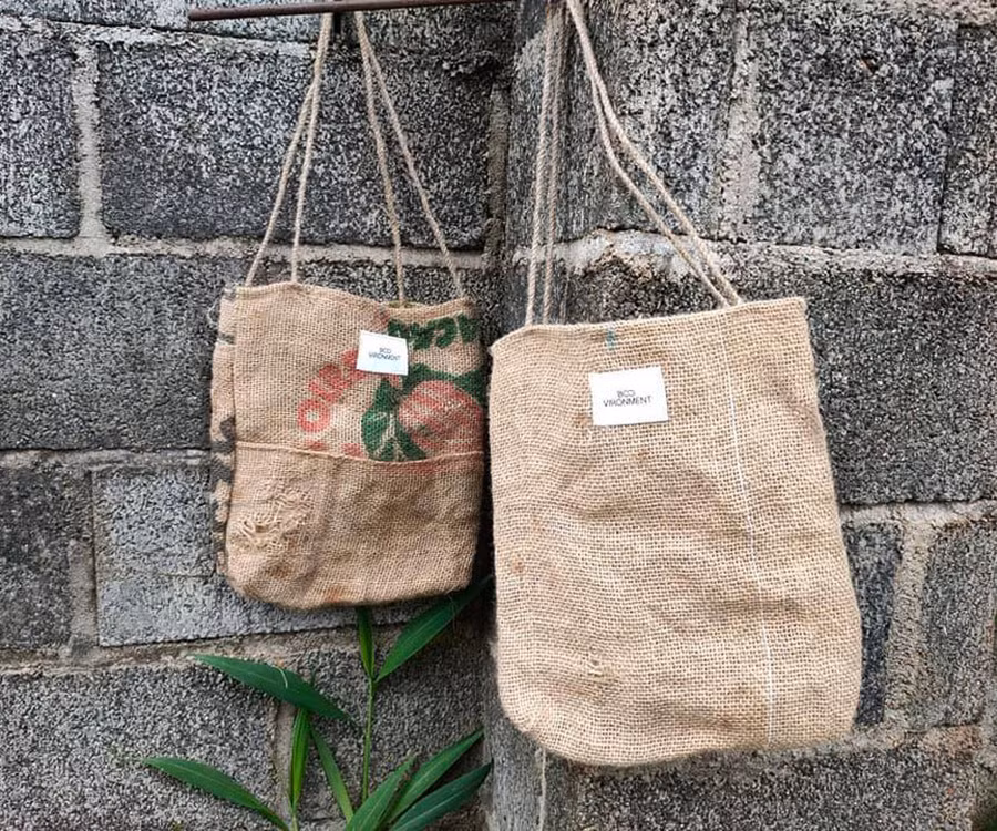 Túi bao bố - một sản phẩm tái sản xuất từ rác thải. Dự án túi bao bố là mô hình phát triển sinh kế cho bà con sống gần rừng, giảm săn bắt động vật hoang dã.