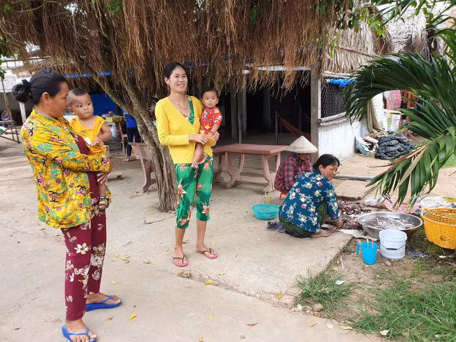 Ấp Nam Chánh có gần 400 hộ dân, nhưng hiện tại phần lớn chỉ còn phụ nữ, trẻ em và người già ở lại quê. Ảnh: P.V