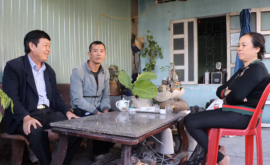 Ông Huỳnh Ngọc Hưng (bìa trái)-Bí thư Chi bộ kiêm tổ trưởng tổ dân phố 9 (phường An Phú, thị xã An Khê) tuyên truyền nhân dân đoàn kết xây dựng đời sống văn hóa khu dân cư-Ảnh Ngọc Minh 