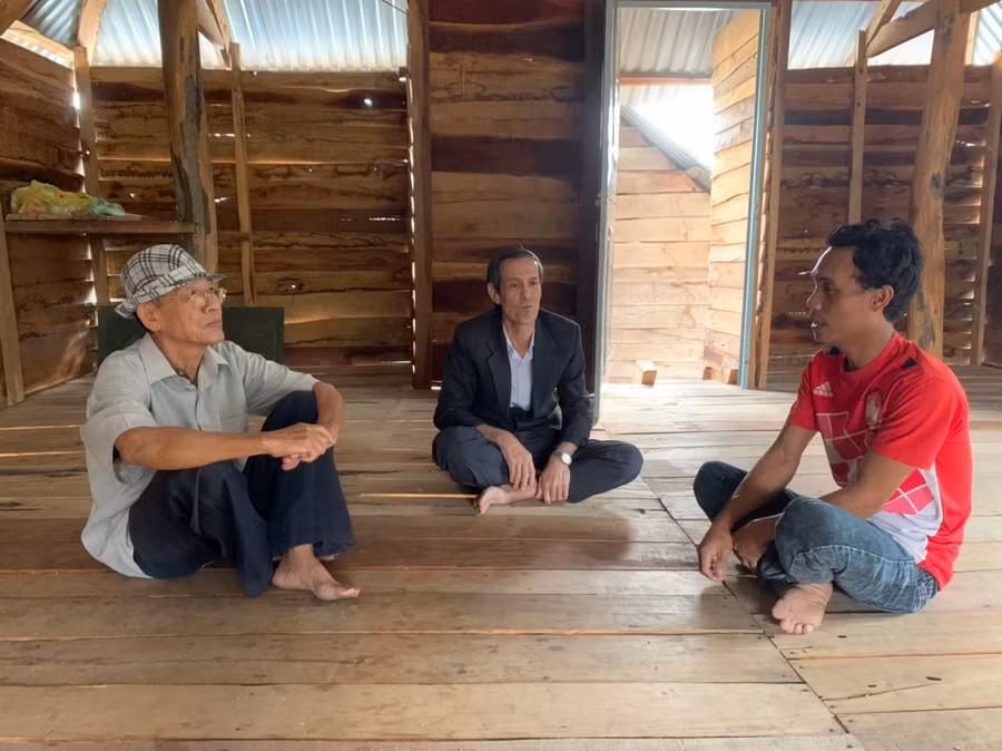 Ban Chấp hành Chi hội CCB tổ 5 (phường Cheo Reo, thị xã Ayun Pa) đến thăm gia đình CCB Siu Hiếu (bìa phải). Ảnh: Vũ Chi