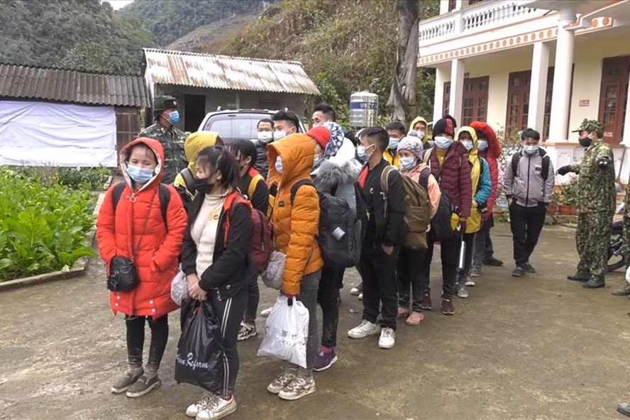 Lực lượng Biên phòng Lào Cai bắt giữ 35 trường hợp vượt biên trái phép. Ảnh: Trung Dũng