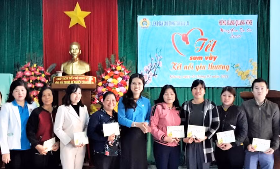 iên đoàn Lao động tỉnh tặng quà cho đoàn viên, công nhân nghèo tại huyện Kbang. Ảnh: Đinh Yến