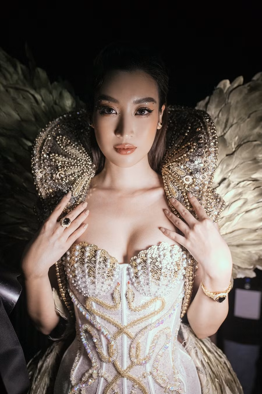 Vẻ đẹp của Đỗ Mỹ Linh khi hóa thành “nữ thần Hy Lạp“. Ảnh: NSCC.