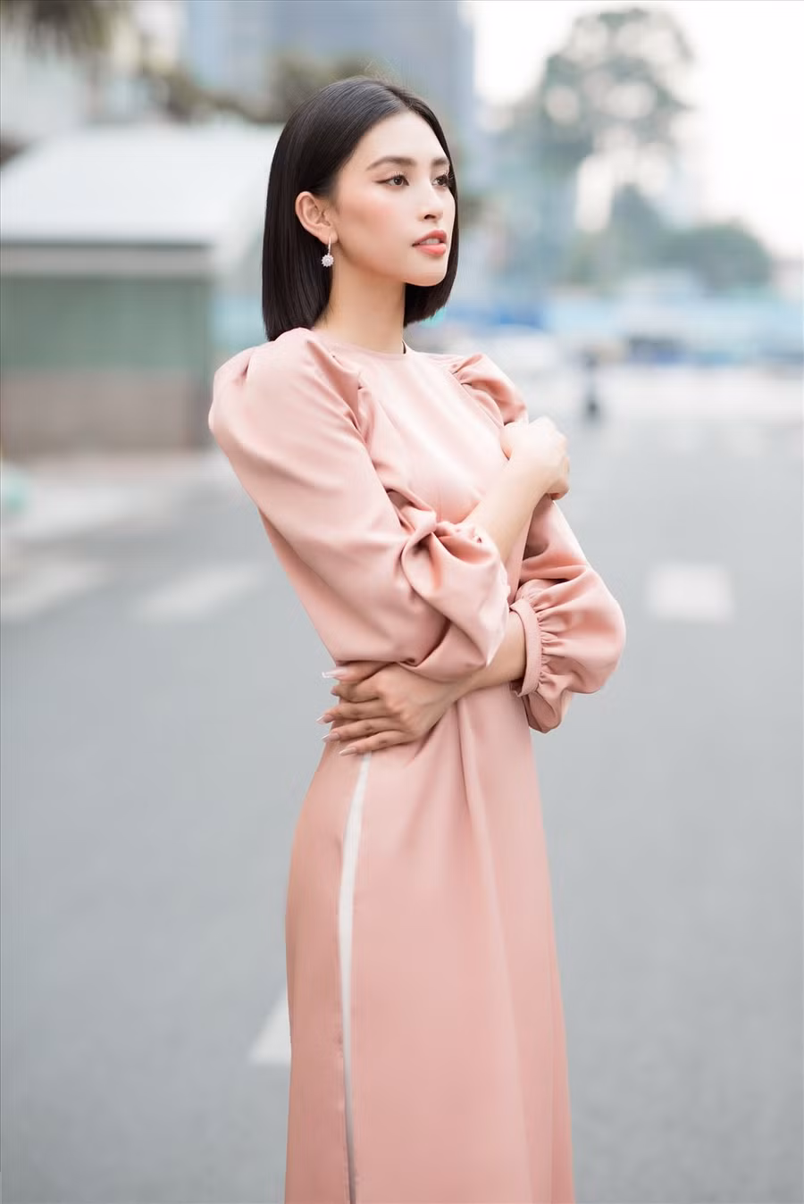 Xuất hiện trong bộ ảnh này, Hoa hậu Tiểu Vy lạ lẫm khi vừa cắt phăng mái tóc dài quen thuộc. Ảnh: Quang Đức.