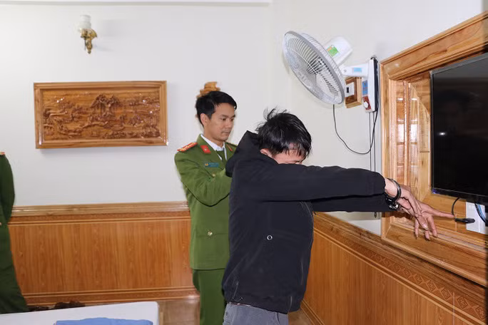  Trần Văn Ninh chỉ nơi lắp đặt camera ghi hình các cặp đôi trong nhà nghỉ