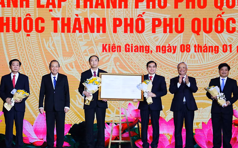 Lãnh đạo Đảng và Nhà nước trao Nghị quyết của Ủy ban Thường vụ Quốc hội về thành lập TP. Phú Quốc cho lãnh đạo TP Phú Quốc và lãnh đạo tỉnh Kiên Giang.