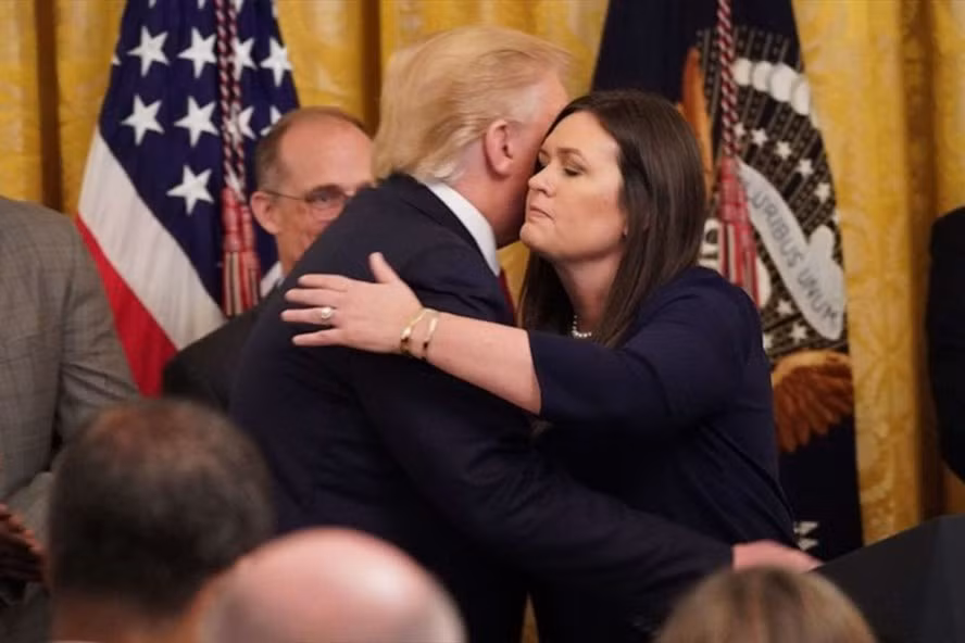 Thư ký báo chí Nhà Trắng Sarah Huckabee Sanders và Tổng thống Donald Trump trong sự kiện tại Nhà Trắng tháng 6.2019. Ảnh: AFP.