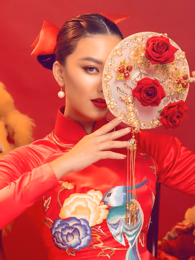 Hồi tháng 5, Kim Duyên từng gây bất ngờ vì tăng hơn 10kg trong thời gian giãn cách xã hội tránh dịch Covid-19. Để có thể thực hiện bộ ảnh này, cô tích cực giảm cân và hiện giảm được 6kg ẢNH: DI DƯƠNG