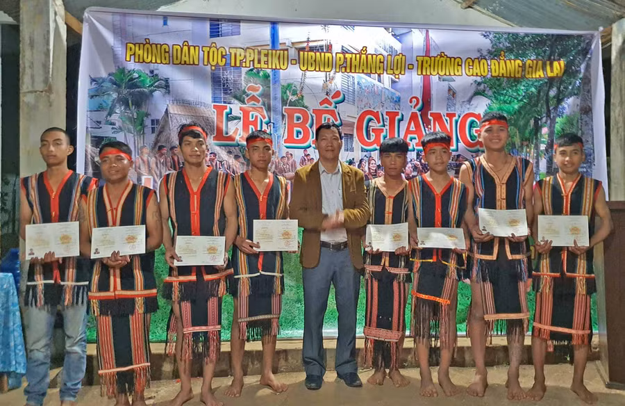 Các học viên thuộc làng Chúet 2 (phường Thắng Lợi) được trao giấy chứng nhận sau khi hoàn thành lớp truyền dạy cồng chiêng